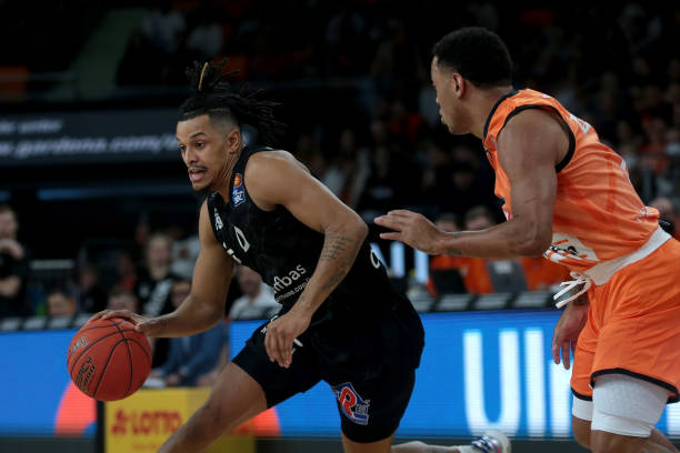 他展现出截 他展现出截